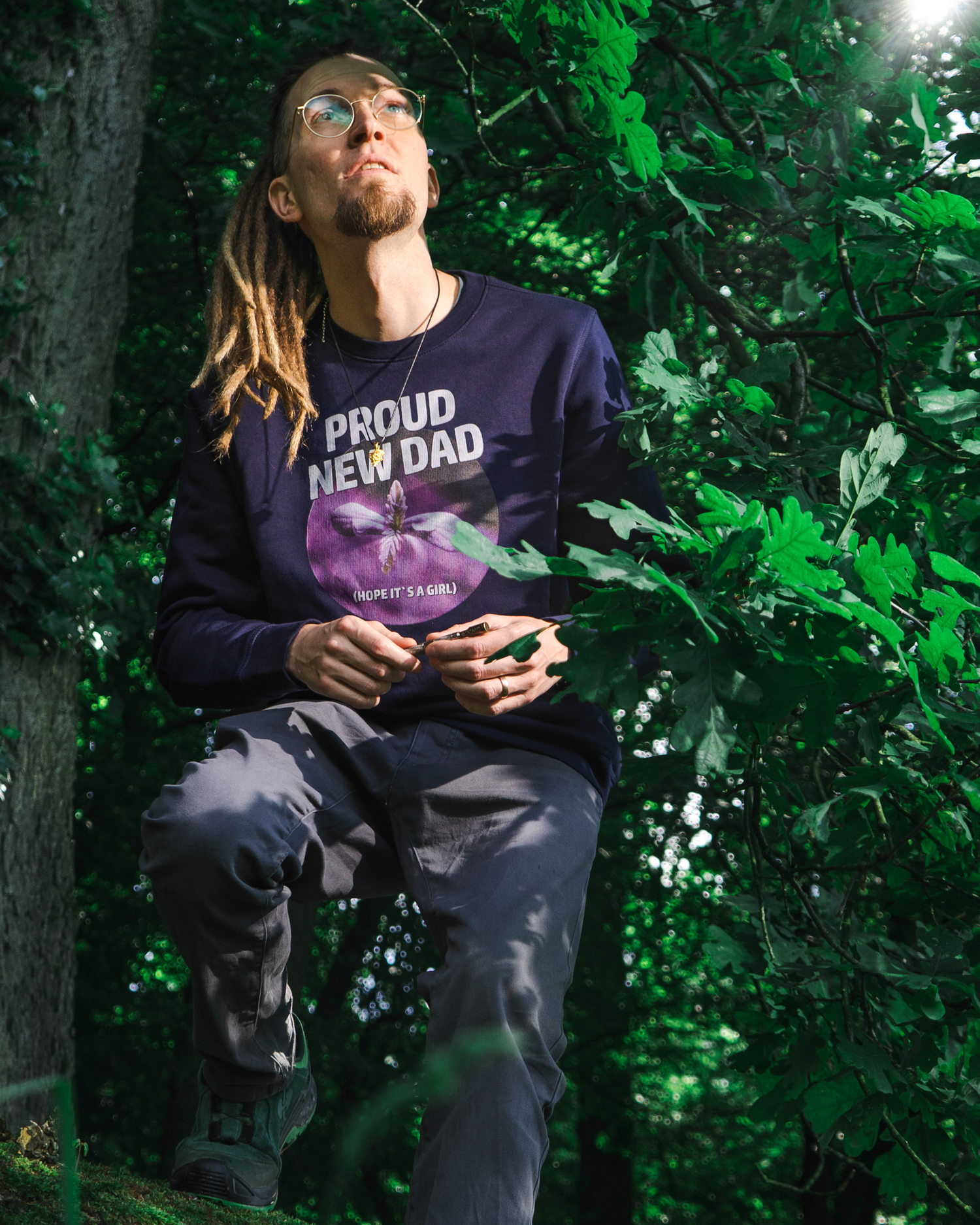 Dominik im Proud New Dad Sweatshirt